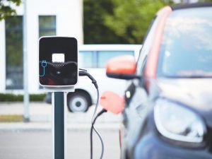 Apklausa: įsigyti elektrinį automobilį labiausiai motyvuoja mokesčių lengvatos