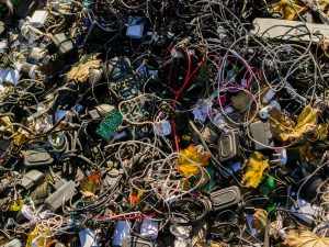 Perkame, panaudojame ir išmetame: kokią kainą iš tiesų mokame už „greitąją elektroniką“?